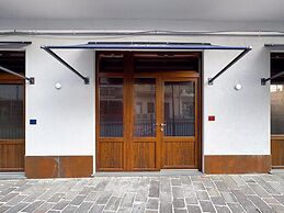 Blu Rooms - Room to Rest