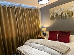 House Sleeps 6 With Garden and Parking