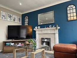 House Sleeps 6 With Garden and Parking