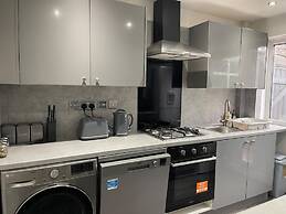 House Sleeps 6 With Garden and Parking