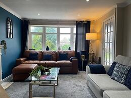 House Sleeps 6 With Garden and Parking
