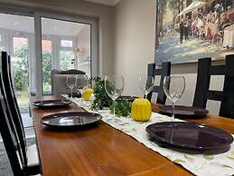 House Sleeps 6 With Garden and Parking