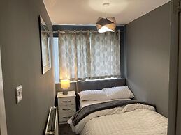 House Sleeps 6 With Garden and Parking