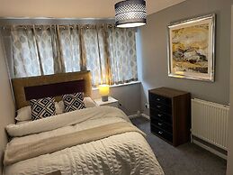 House Sleeps 6 With Garden and Parking