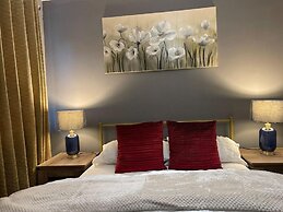 House Sleeps 6 With Garden and Parking