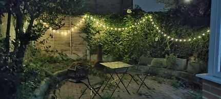 House Sleeps 6 With Garden and Parking