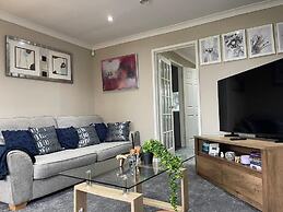 House Sleeps 6 With Garden and Parking