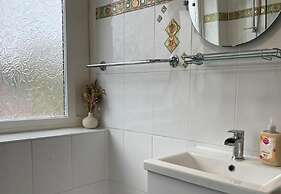 House Sleeps 6 With Garden and Parking