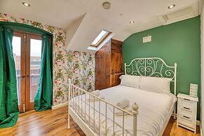 Central 2 Bedroom Apt by Guestz