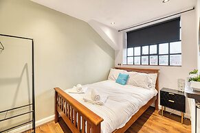 Central 2 Bedroom Apt by Guestz
