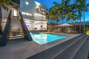 Villa Haven by Rove 4BR Waterfront W/pool & Gym