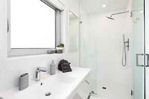 Villa Haven by Rove 4BR Waterfront W/pool & Gym