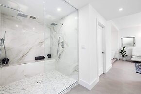 Villa Haven by Rove 4BR Waterfront W/pool & Gym