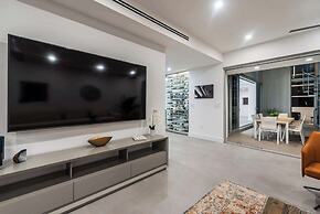 Villa Haven by Rove 4BR Waterfront W/pool & Gym