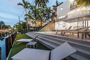 Villa Haven by Rove 4BR Waterfront W/pool & Gym