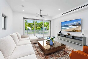 Villa Haven by Rove 4BR Waterfront W/pool & Gym