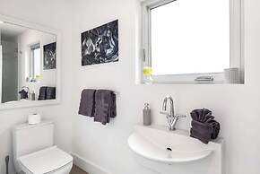 Villa Haven by Rove 4BR Waterfront W/pool & Gym