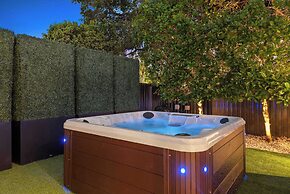 Villa Grace by Rove Travel Home W/pool & Jacuzzi