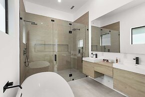Villa Grace by Rove Travel Home W/pool & Jacuzzi
