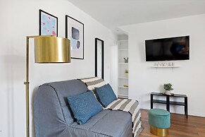 Charming 2BR Retreat by République