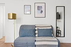 Charming 2BR Retreat by République