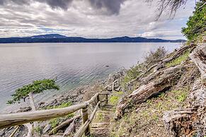 Private Beach & Hot Tub: Eastsound Waterfront Gem