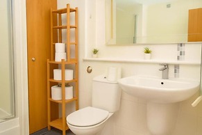 Sleeps 4 - Parking - Wifi