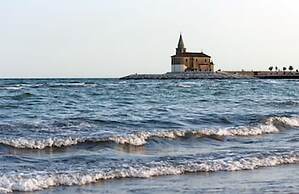 Cozy Flat 370m From the Beach
