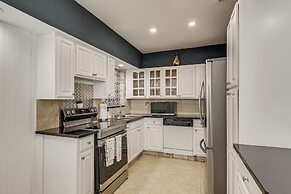 4 Mi to Hard Rock Stadium & Lakes! Elegant Home