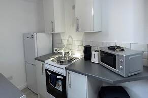 Apartment Sleeps 2 - Free Street Parking