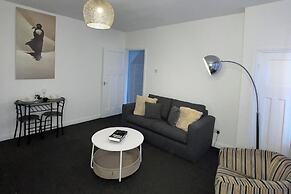 Apartment Sleeps 2 - Free Street Parking