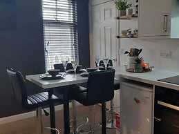 Modern Apartment - Sleeps 4 - Centrally Located
