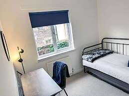 Modern Apartment - Sleeps 4 - Centrally Located