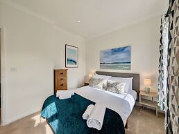 Charming 2 bed House in Pinner