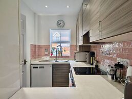Charming 2 bed House in Pinner