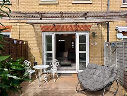 Charming 2 bed House in Pinner