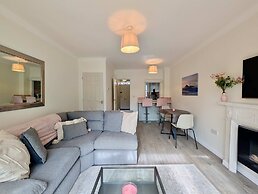 Charming 2 bed House in Pinner