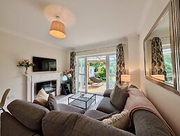 Charming 2 bed House in Pinner