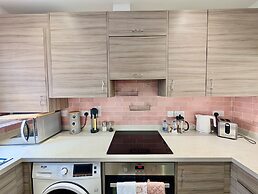 Charming 2 bed House in Pinner