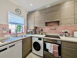 Charming 2 bed House in Pinner
