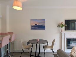 Charming 2 bed House in Pinner