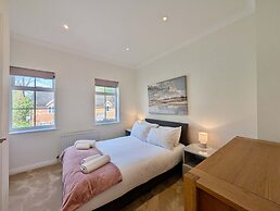 Charming 2 bed House in Pinner