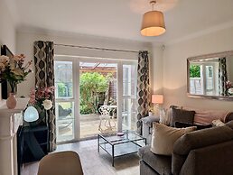 Charming 2 bed House in Pinner