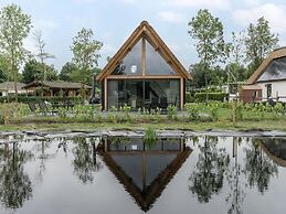 Spacious Holiday Park Villa for 10
