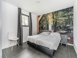Spacious Holiday Park Villa for 10