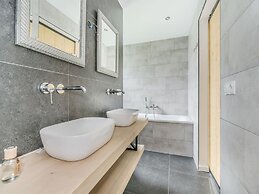 Spacious Holiday Park Villa for 10
