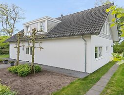 Spacious Holiday Park Villa for 10