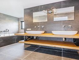 Spacious Holiday Park Villa for 10