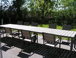 Spacious Holiday Park Villa for 10