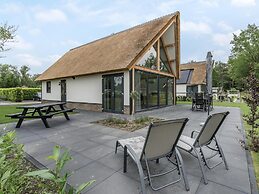 Spacious Holiday Park Villa for 10
